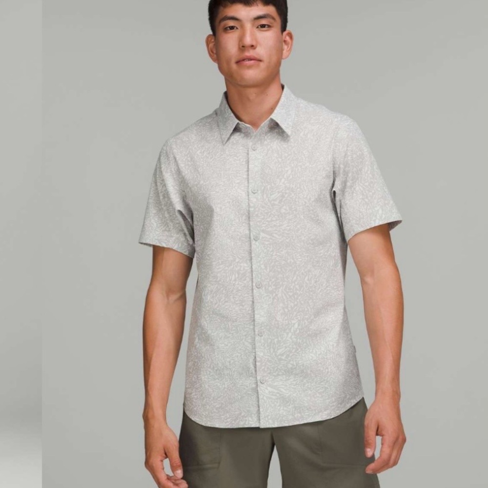 Lululemon Men’s Airing Easy Short Sleeve Shirt -Color:Crunch Max Vapor Seal Grey